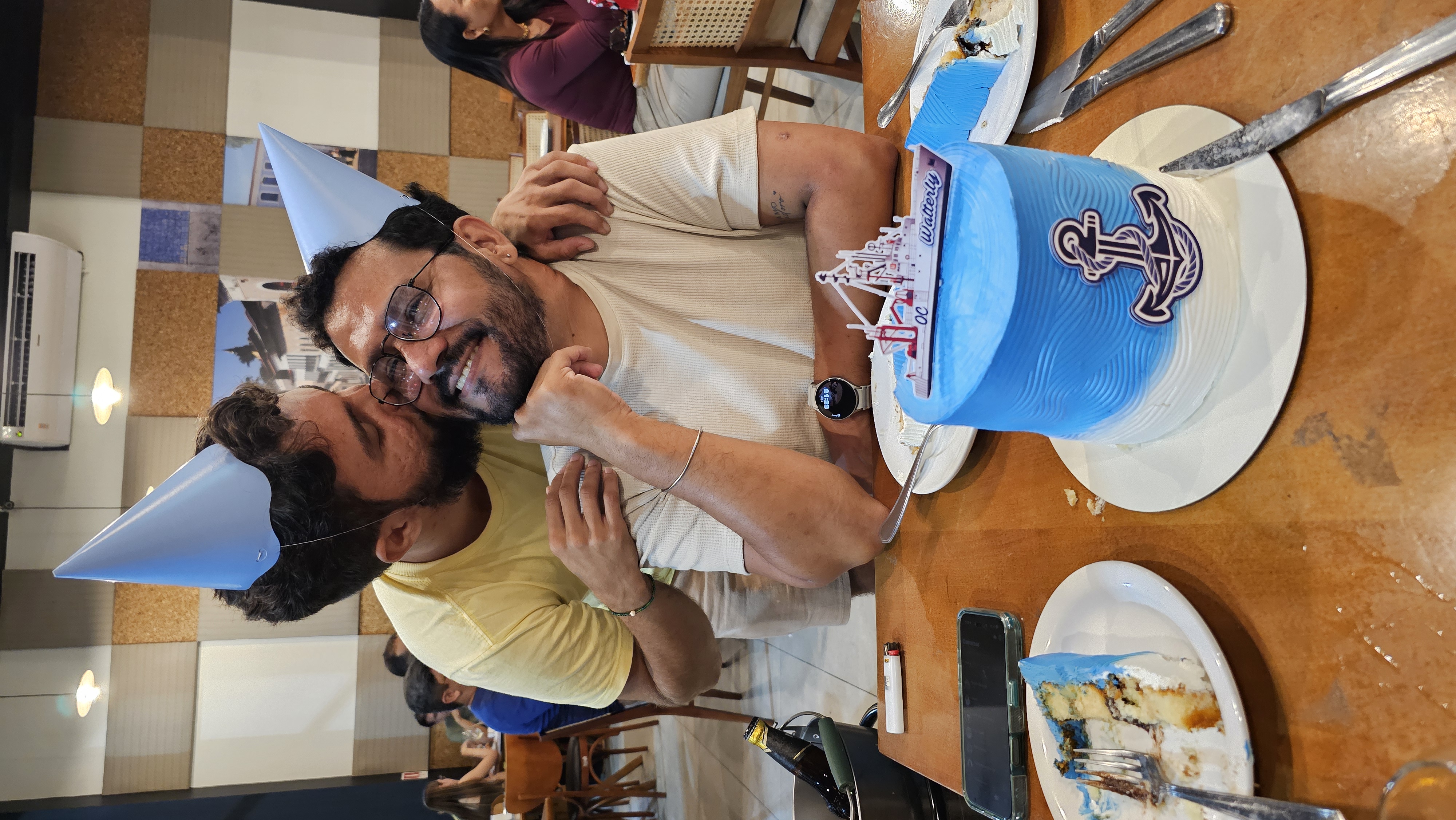 Venilson e Walterly celebrando juntos em um momento especial