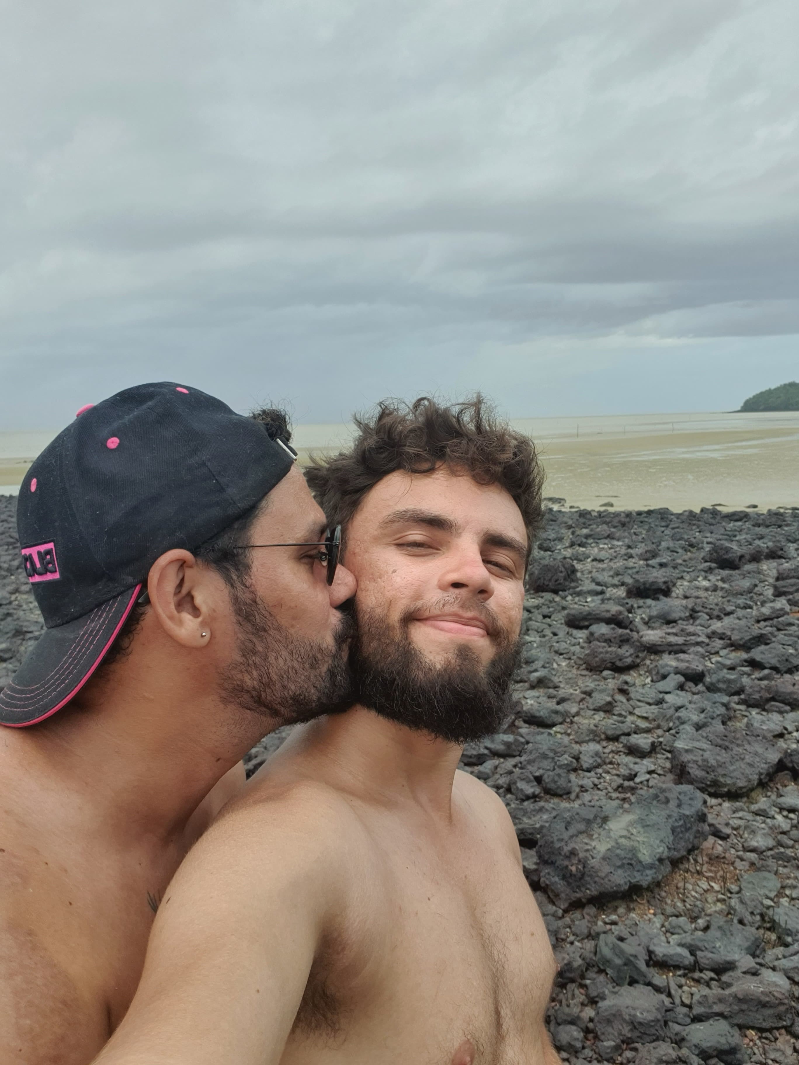 Venilson e Walterly abraçados à beira-mar